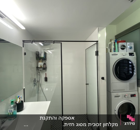 מקלחון זכוכית עם ראש מקלחת ומדף סבונים